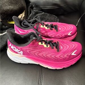 NWOB WOMENS ARAHI  HOKA sneaker sz 9B